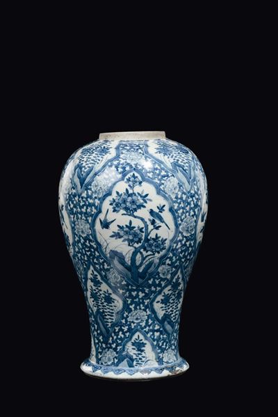 Vaso in Porcellana Bianca e Blu con Decoro Naturalistico, Cina, Dinastia Qing, XIX Secolo