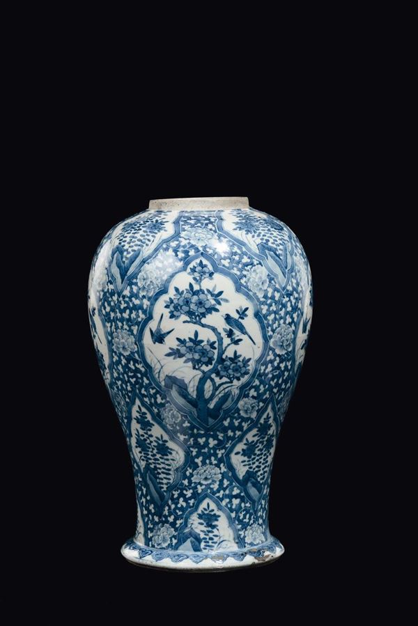Vaso in porcellana bianca e blu con decoro naturalistico, Cina, Dinastia Qing, XIX secolo