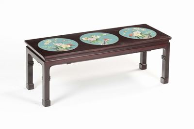 Tavolino in Legno di Homu con Tre Placche Cloissonnè a Decoro Floreale, Cina, Inizio XX Secolo