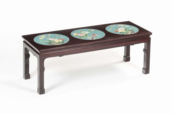 Tavolino in legno di homu con tre placche cloissonnè a decoro floreale, Cina, inizio XX secolo