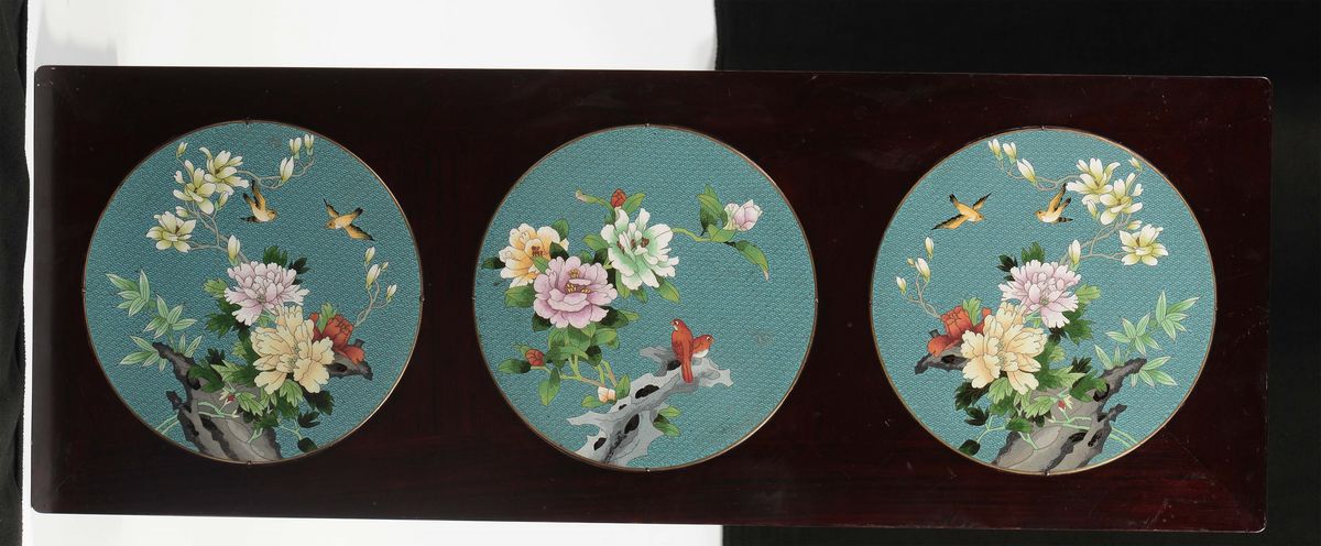 Tavolino in Legno di Homu con Tre Placche Cloissonnè a Decoro Floreale, Cina, Inizio XX Secolo