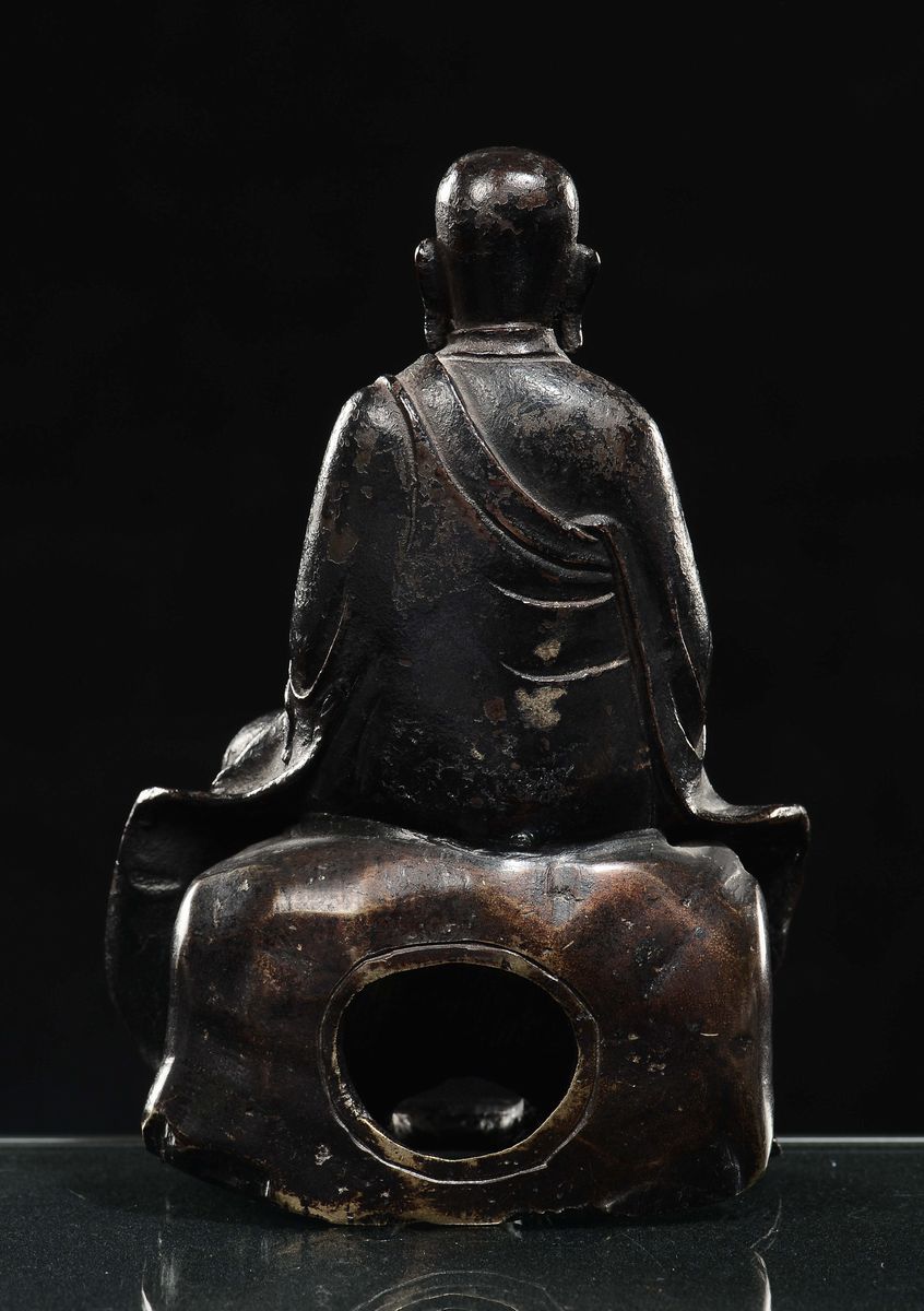 Figura di Lama Seduto su di una Roccia in Bronzo, Cina, Dinastia Ming, Fine XVII Secolo