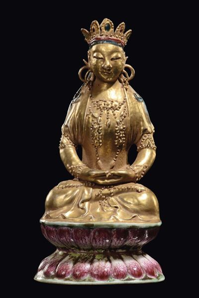 Rara Piccola Figura di Amitaya Seduta su Fiore di Loto in Porcellana Dorata Famiglia Rosa, Cina, ...