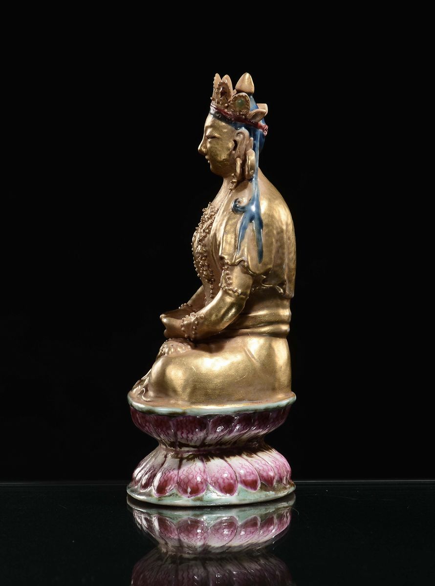 Rara Piccola Figura di Amitaya Seduta su Fiore di Loto in Porcellana Dorata Famiglia Rosa, Cina, ...