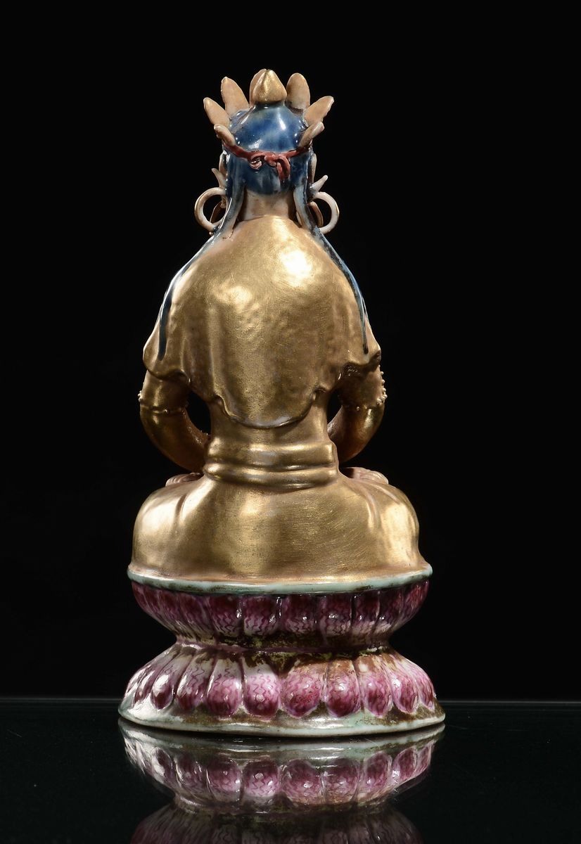Rara Piccola Figura di Amitaya Seduta su Fiore di Loto in Porcellana Dorata Famiglia Rosa, Cina, ...