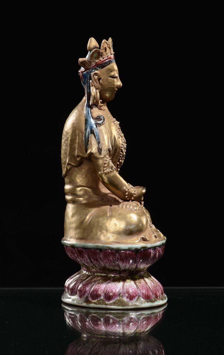 Rara Piccola Figura di Amitaya Seduta su Fiore di Loto in Porcellana Dorata Famiglia Rosa, Cina, ...