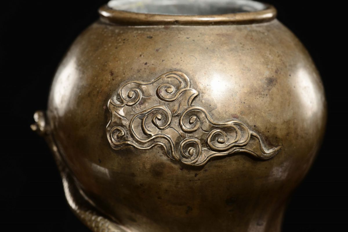 Grande Vaso in Bronzo con Applicazioni di Dragoni in Rilievo, Cina, Dinastia Qing, Epoca Kangxi (...
