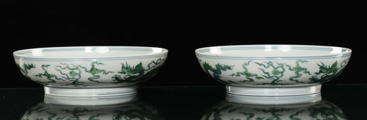 Coppia di Ciotole in Porcellana con Raffigurazioni di Dragoni Verdi, Cina, Dinastia Qing, Epoca K...