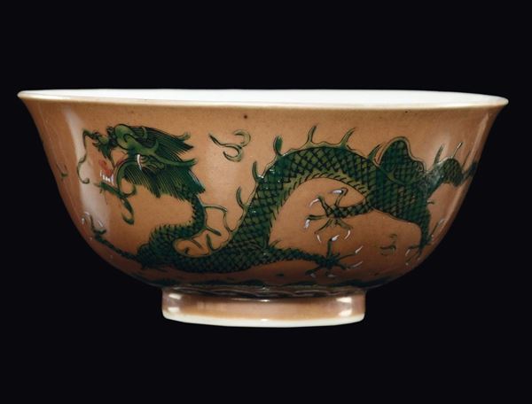 Coppetta in porcellana con drago su sfondo marrone, Cina, Dinastia Qing, XIX secolo