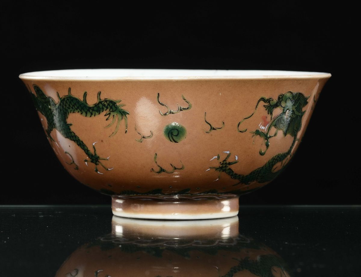 Coppetta in Porcellana con Drago su Sfondo Marrone, Cina, Dinastia Qing, XIX Secolo