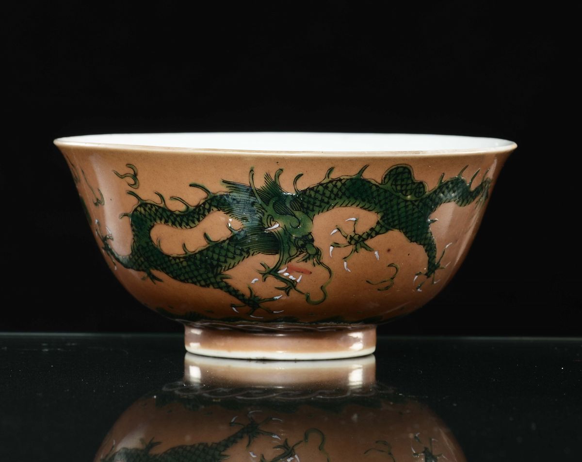 Coppetta in Porcellana con Drago su Sfondo Marrone, Cina, Dinastia Qing, XIX Secolo