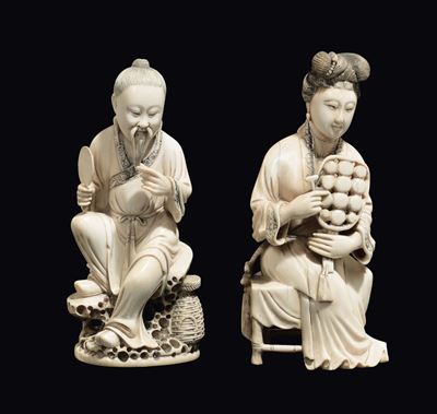 Coppia di Guanyin e Dignitario con Ventagli Scolpiti in Avorio, Cina, Dinastia Qing, XIX Secolo