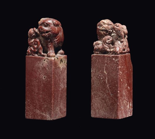 Coppia di sigilli in saponaria rossa sormontati da cani di Pho, Cina, Dinastia Qing, XIX secolo