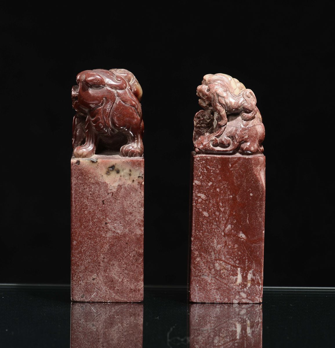Coppia di Sigilli in Saponaria Rossa Sormontati da Cani di Pho, Cina, Dinastia Qing, XIX Secolo