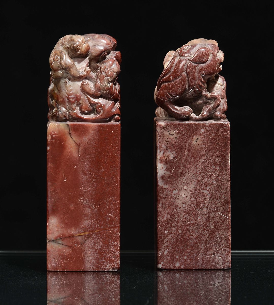Coppia di Sigilli in Saponaria Rossa Sormontati da Cani di Pho, Cina, Dinastia Qing, XIX Secolo