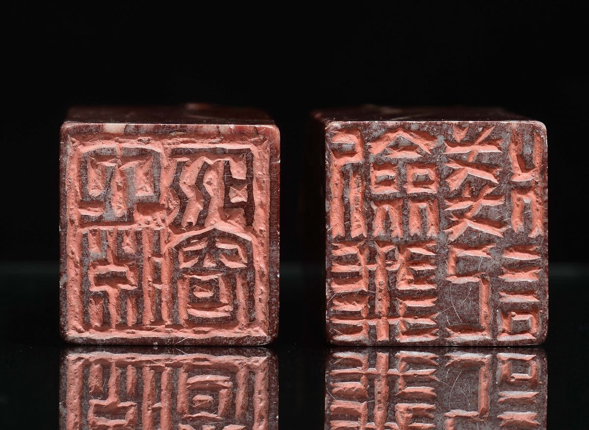 Coppia di Sigilli in Saponaria Rossa Sormontati da Cani di Pho, Cina, Dinastia Qing, XIX Secolo
