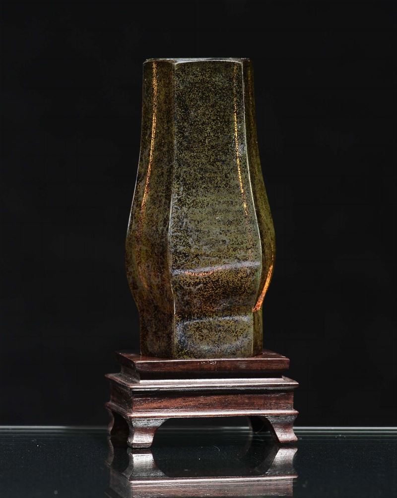 A small green glass vase with hexagonal base, China, 20th century  - Auction Chinese Works of Art - Cambi Casa d'Aste