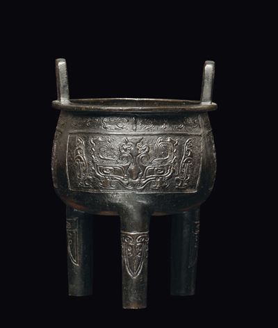 Incensiere Tripode di Forma Arcaica in Bronzo Decorato, Cina, Dinastia Ming, XVII Secolo