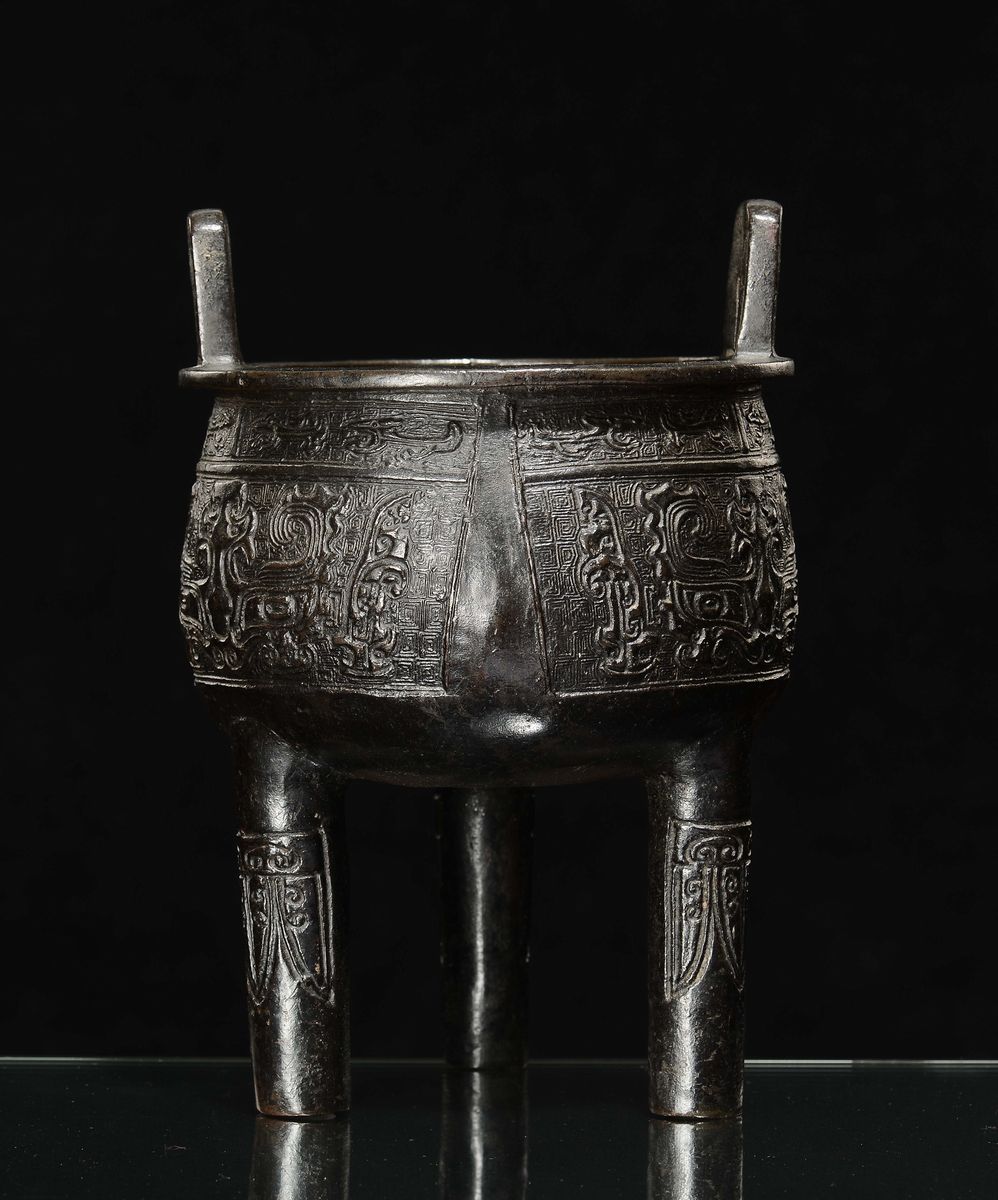 Incensiere Tripode di Forma Arcaica in Bronzo Decorato, Cina, Dinastia Ming, XVII Secolo