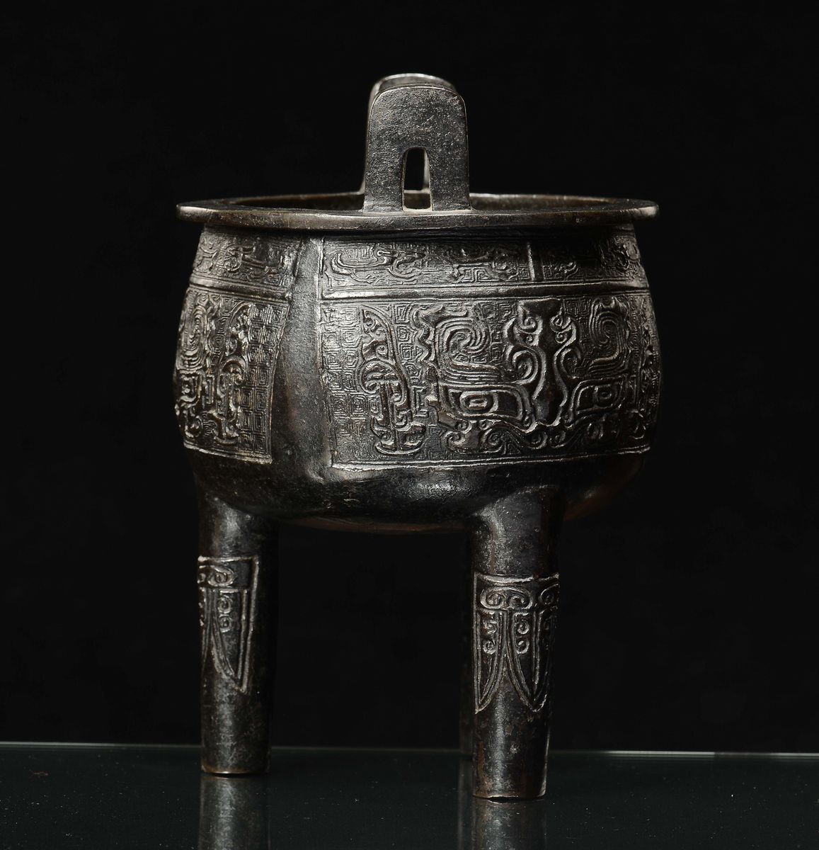 Incensiere Tripode di Forma Arcaica in Bronzo Decorato, Cina, Dinastia Ming, XVII Secolo