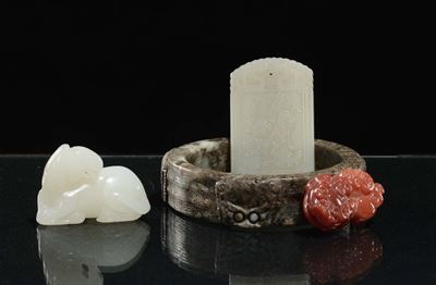 Lotto Composto da un Bracciale e Tre Pendenti in Giade Diverse Scolpite, Cina, Dinastia Qing, XIX...