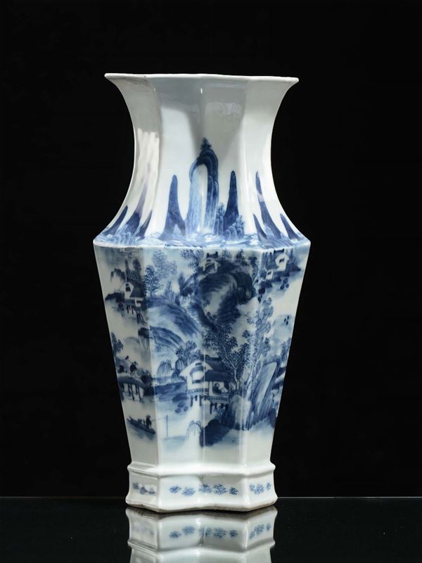Vaso a pianta squadrata in porcellana bianca e blu con decoro paesaggistico e iscrizioni, Cina, Dinastia Qing, XIX secolo
