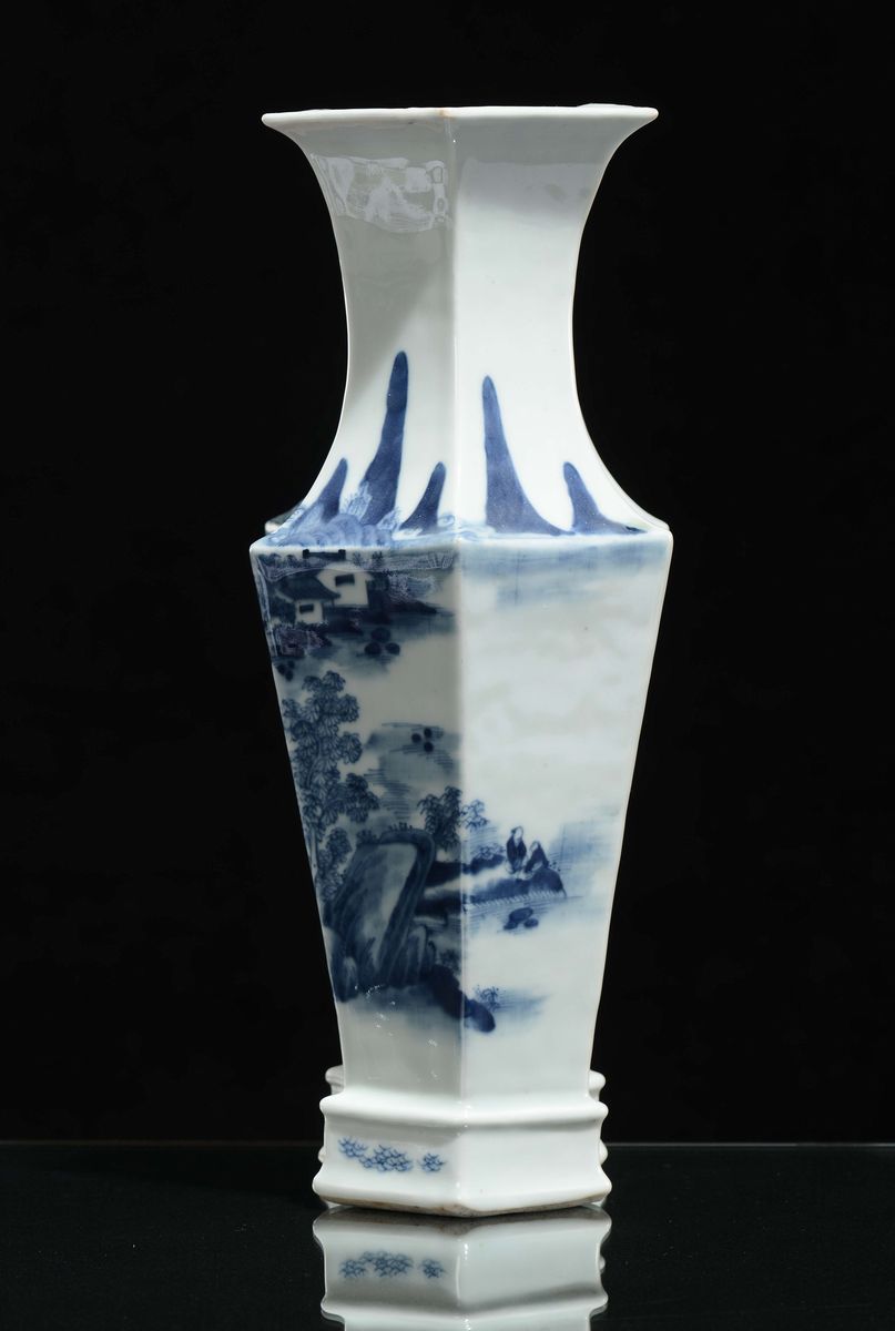 Vaso a Pianta Squadrata in Porcellana Bianca e Blu con Decoro Paesaggistico e Iscrizioni, Cina, D...