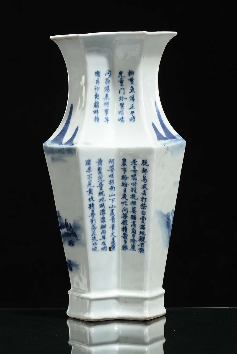 Vaso a Pianta Squadrata in Porcellana Bianca e Blu con Decoro Paesaggistico e Iscrizioni, Cina, D...