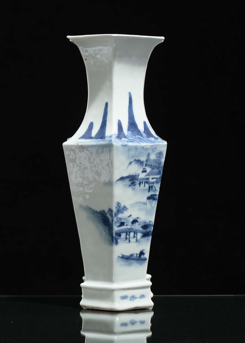 Vaso a Pianta Squadrata in Porcellana Bianca e Blu con Decoro Paesaggistico e Iscrizioni, Cina, D...