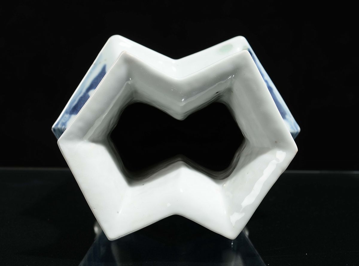 Vaso a Pianta Squadrata in Porcellana Bianca e Blu con Decoro Paesaggistico e Iscrizioni, Cina, D...