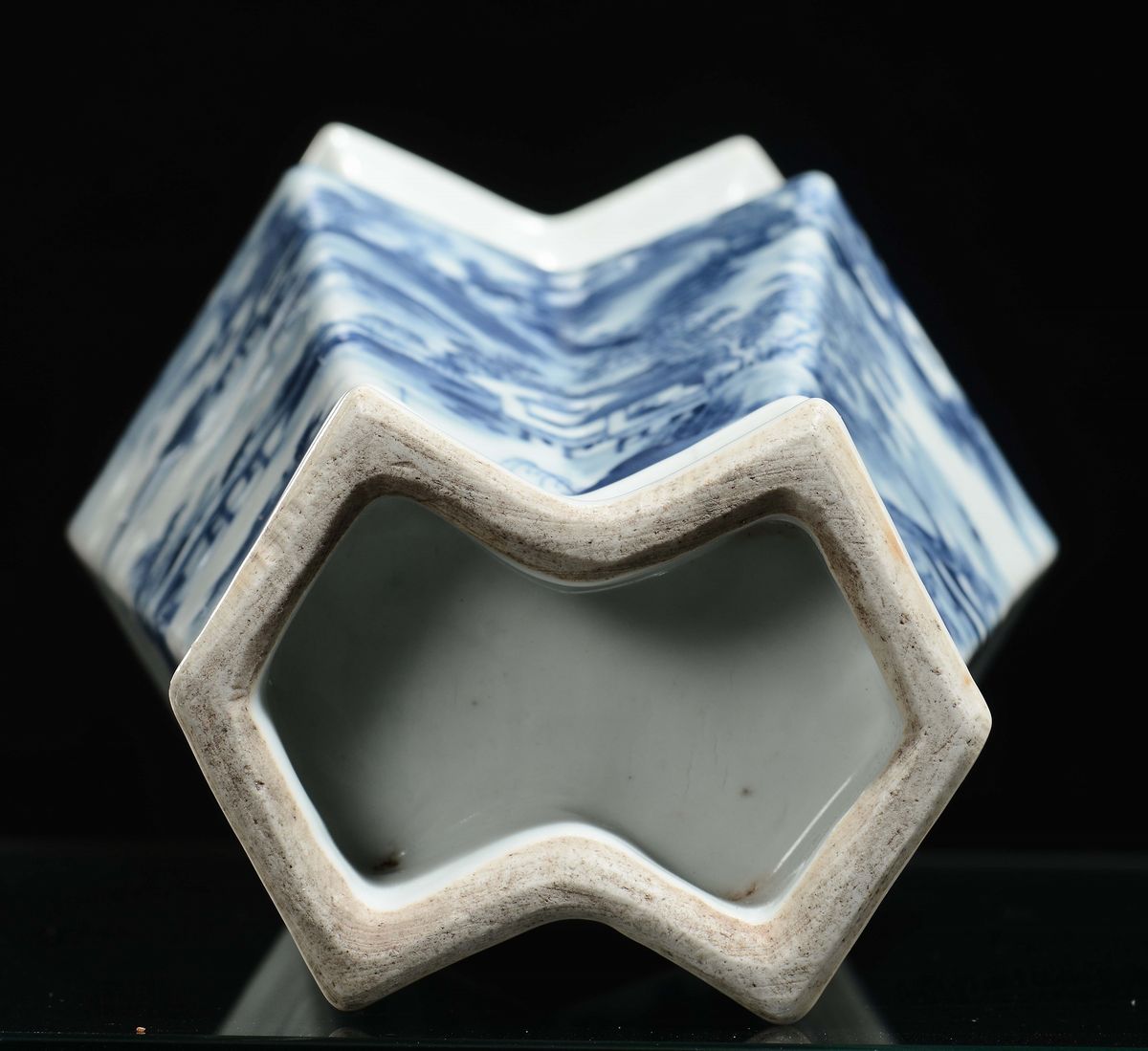 Vaso a Pianta Squadrata in Porcellana Bianca e Blu con Decoro Paesaggistico e Iscrizioni, Cina, D...