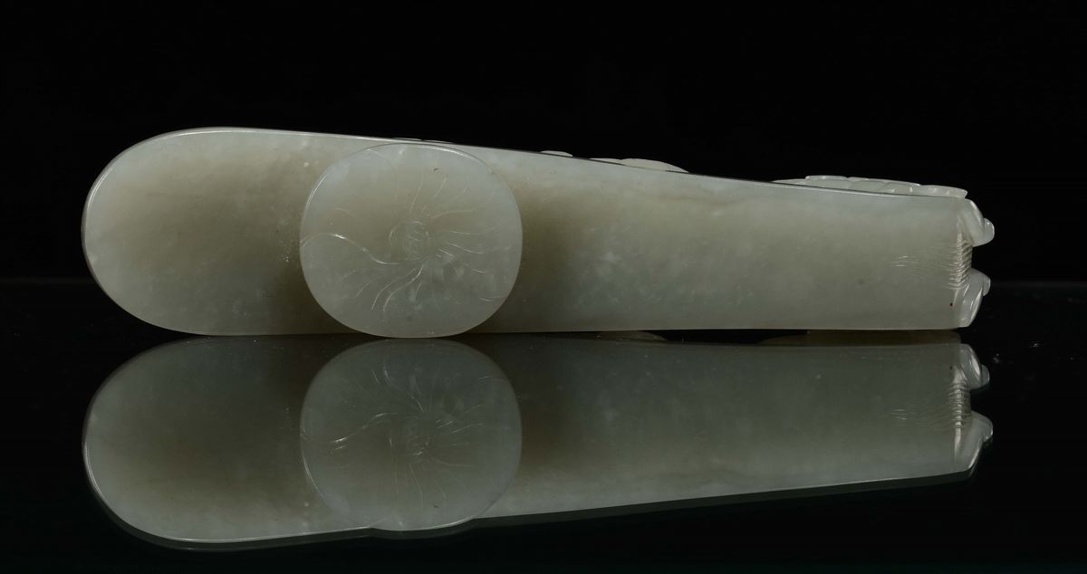Fibbia in Giada Bianca Scolpita a Guisa di Drago, Cina, Dinastia Qing, Epoca Qianlong (1736-1796)