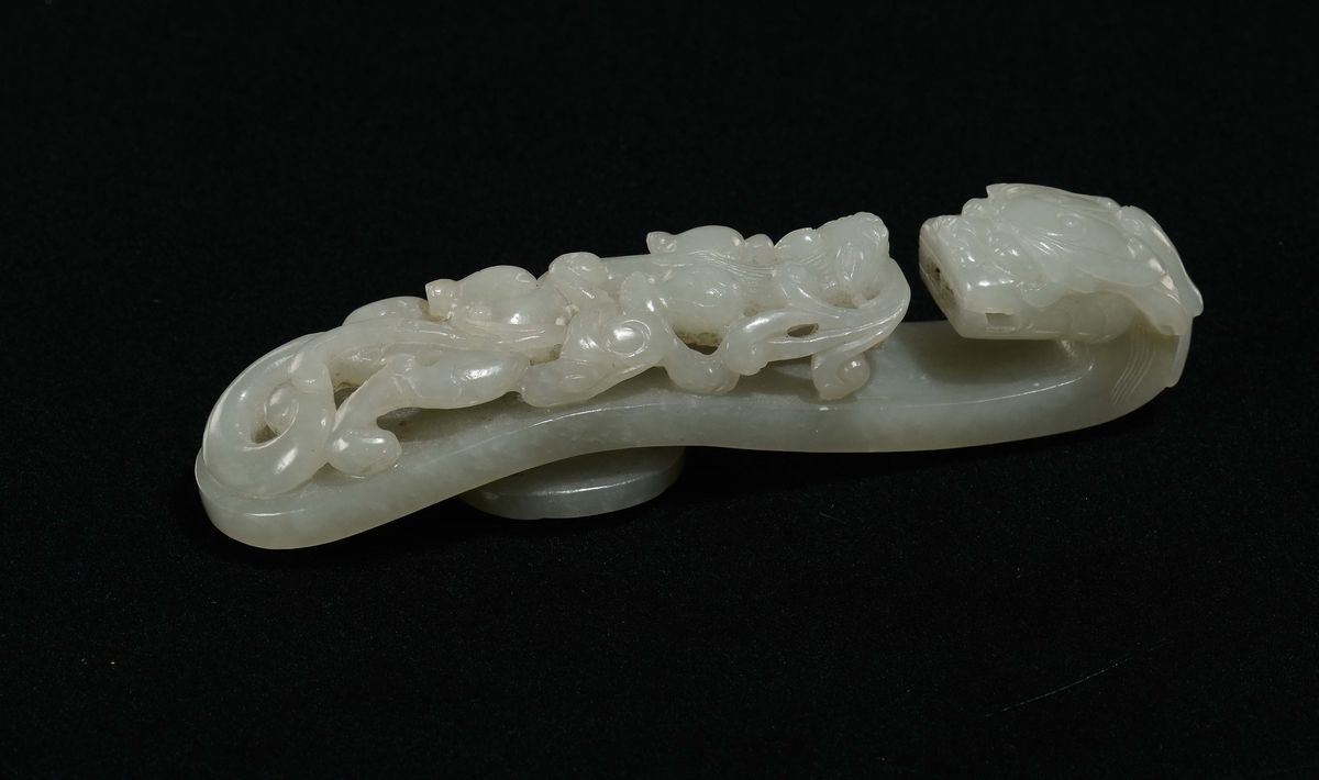 Fibbia in Giada Bianca Scolpita a Guisa di Drago, Cina, Dinastia Qing, Epoca Qianlong (1736-1796)
