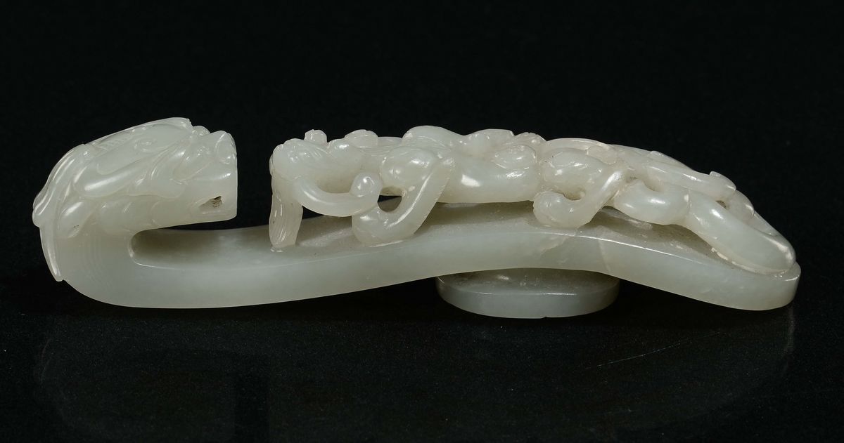Fibbia in Giada Bianca Scolpita a Guisa di Drago, Cina, Dinastia Qing, Epoca Qianlong (1736-1796)