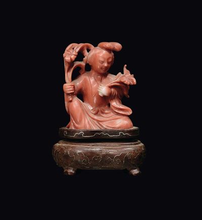 Piccola Guanyin in Corallo con Mazzi di Fiori, Cina, Dinastia Qing, XIX Secolo