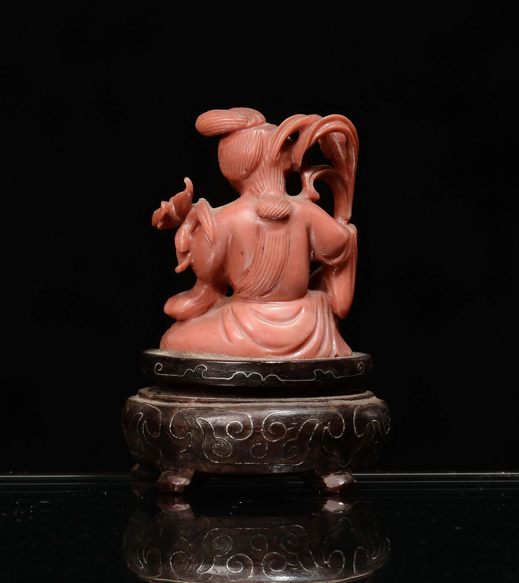 Piccola Guanyin in Corallo con Mazzi di Fiori, Cina, Dinastia Qing, XIX Secolo