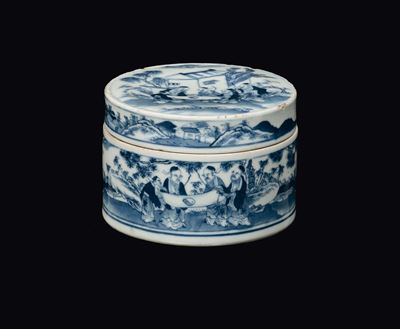 Scatola Rotonda in Porcellana Bianca e Blu con Raffigurazioni di Saggi, Cina, Dinastia Qing, XIX ...