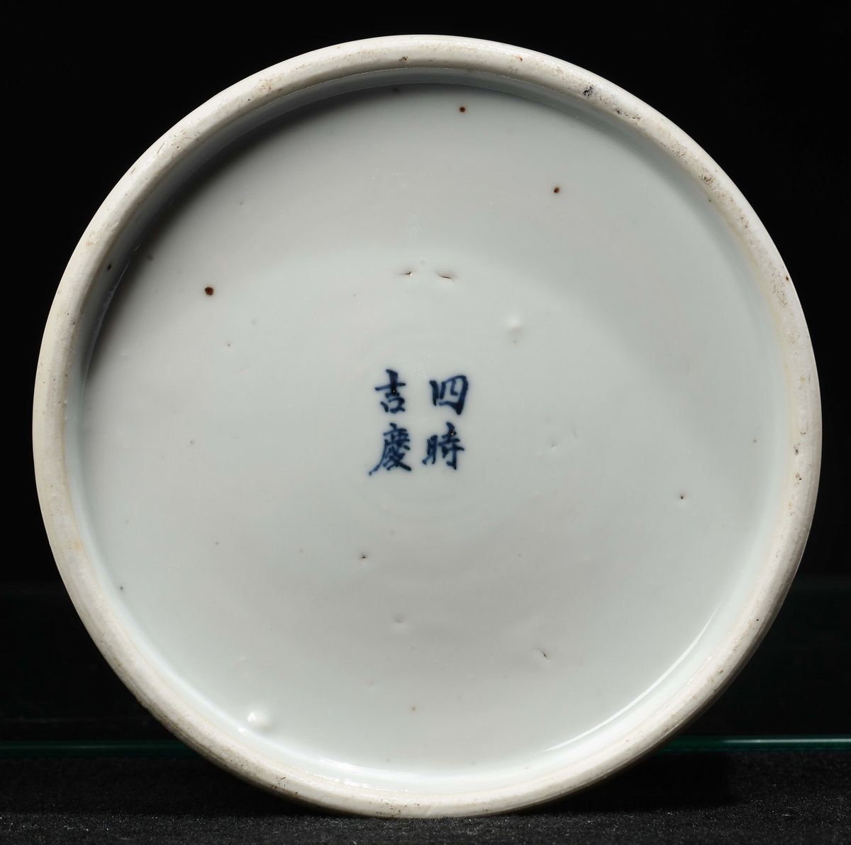 Scatola Rotonda in Porcellana Bianca e Blu con Raffigurazioni di Saggi, Cina, Dinastia Qing, XIX ...
