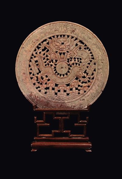 Pi in Saponaria Gialla Traforata con Drago, Cina, Dinastia Qing, XIX Secolo