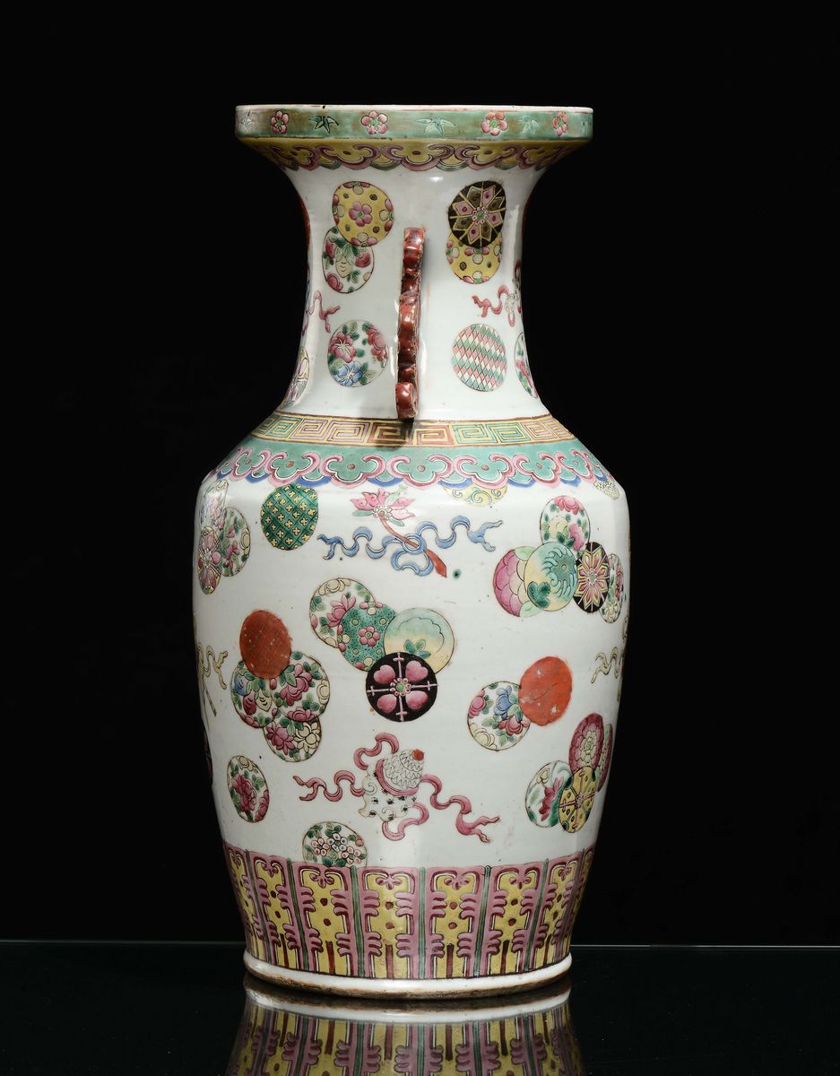 Vaso in Porcellana Famiglia Rosa a Doppia Ansa Rossa, Cina, Dinastia Qing, XIX Secolo