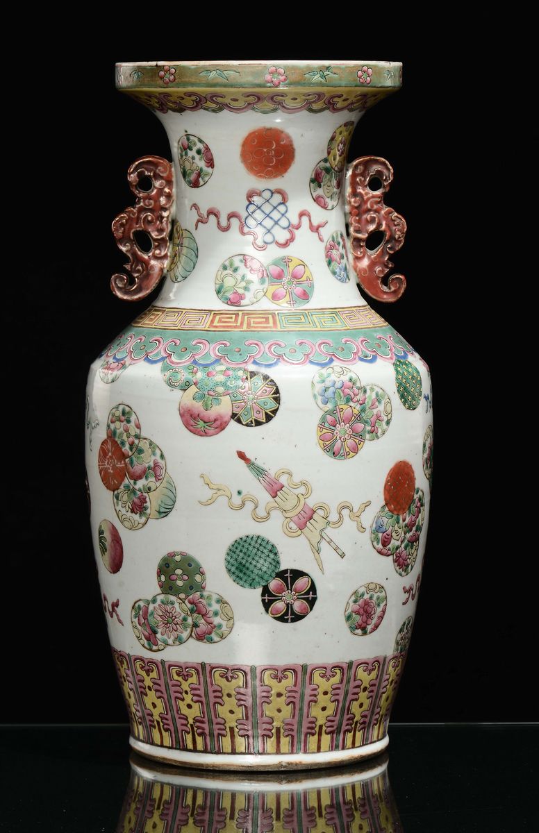 Vaso in Porcellana Famiglia Rosa a Doppia Ansa Rossa, Cina, Dinastia Qing, XIX Secolo