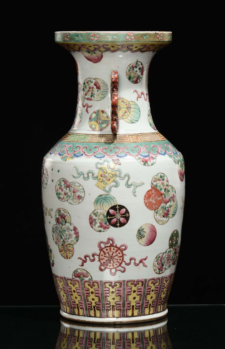 Vaso in Porcellana Famiglia Rosa a Doppia Ansa Rossa, Cina, Dinastia Qing, XIX Secolo