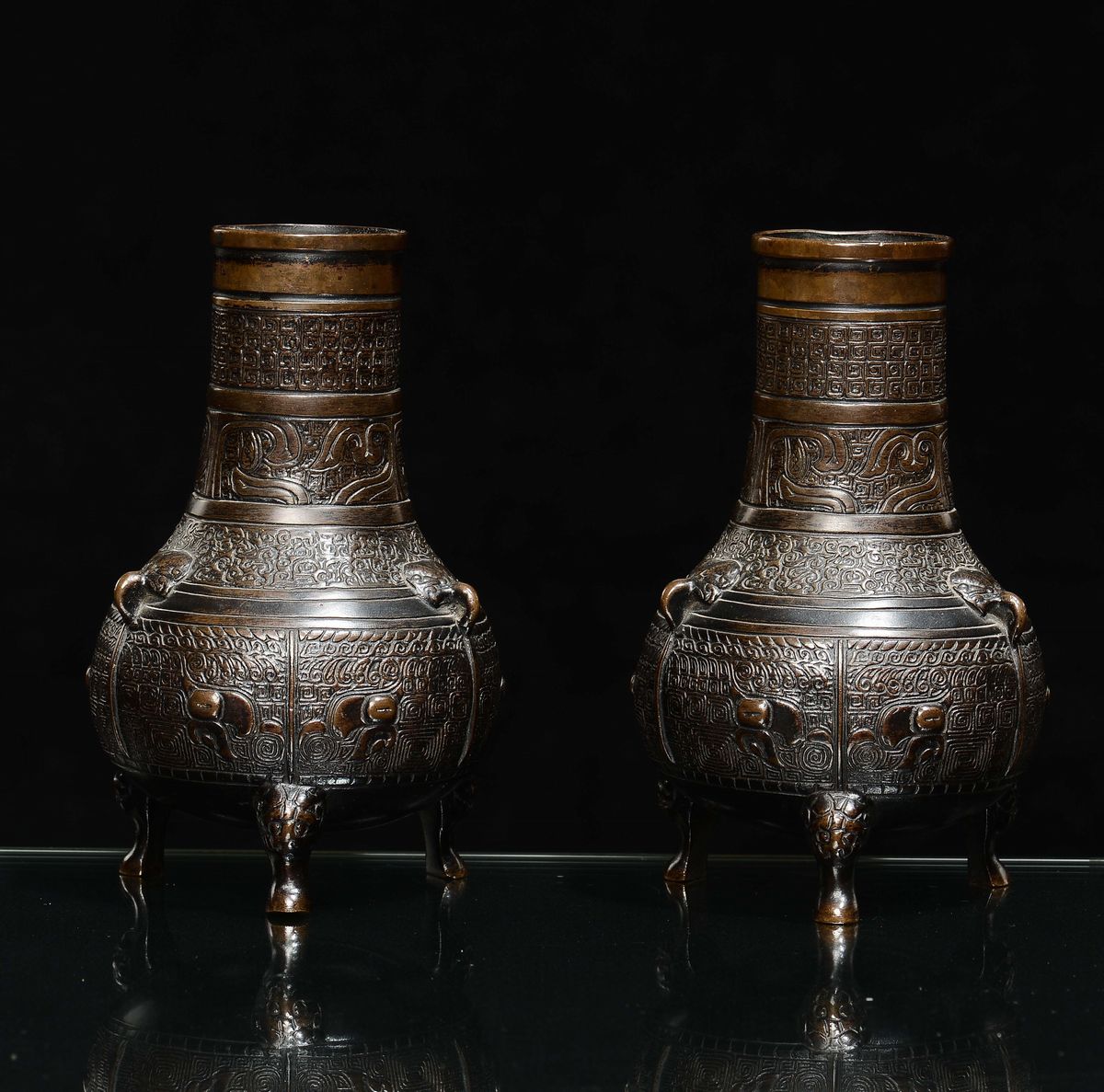 Coppia di Vasetti in Bronzo di Forma e Motivi Arcaici, Cina, Dinastia Qing, Epoca Kangxi (1662-17...