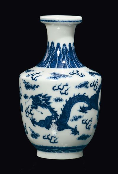Vasetto in Porcellana Bianca e Blu Raffigurante Dragone, Cina, XX Secolo