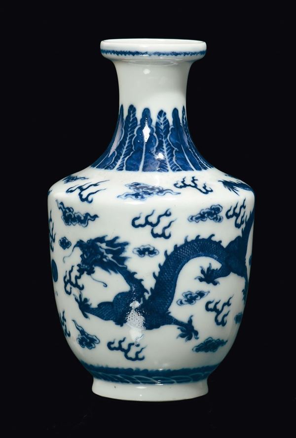 Vasetto in porcellana bianca e blu raffigurante dragone, Cina, XX secolo