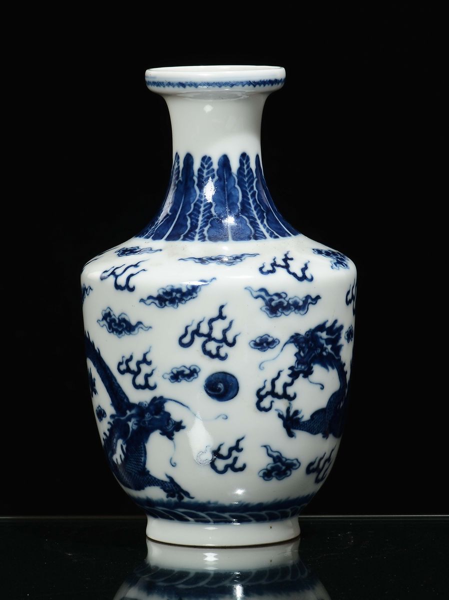 Vasetto in Porcellana Bianca e Blu Raffigurante Dragone, Cina, XX Secolo