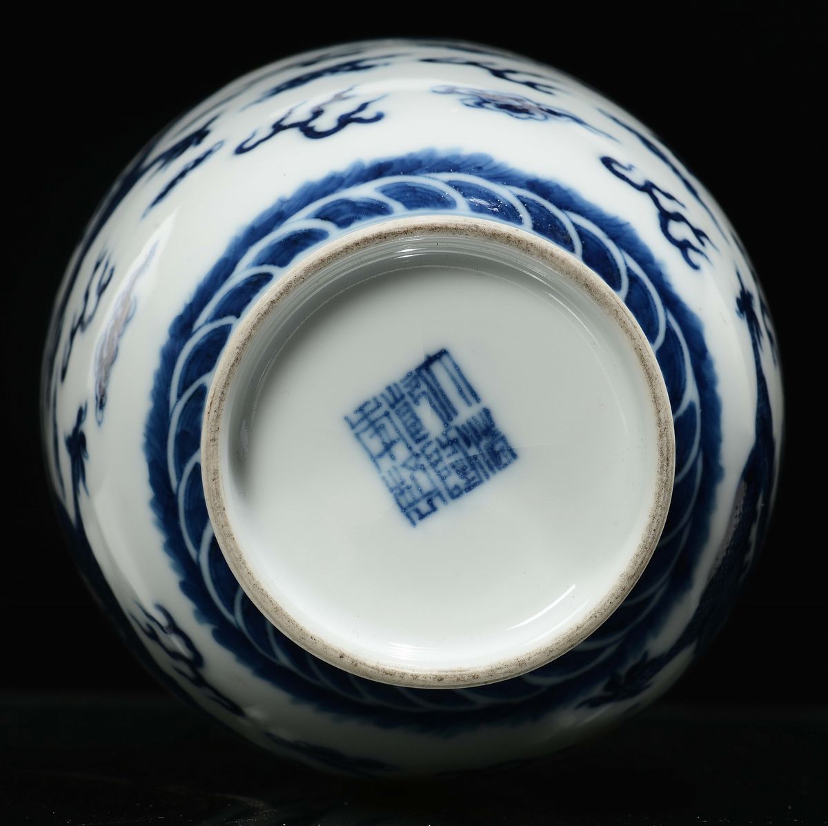 Vasetto in Porcellana Bianca e Blu Raffigurante Dragone, Cina, XX Secolo
