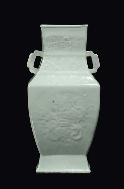 Vaso in Porcellana Celadon a Doppia Ansa con Decoro Arcaico, Cina, Dinastia Qing, XIX Secolo
