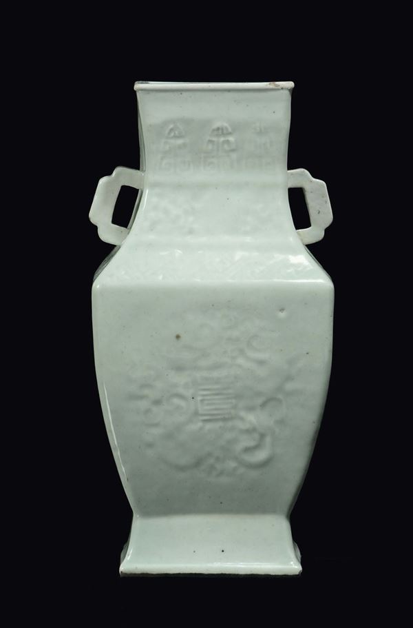 Vaso in porcellana Celadon a doppia ansa con decoro arcaico, Cina, Dinastia Qing, XIX secolo
