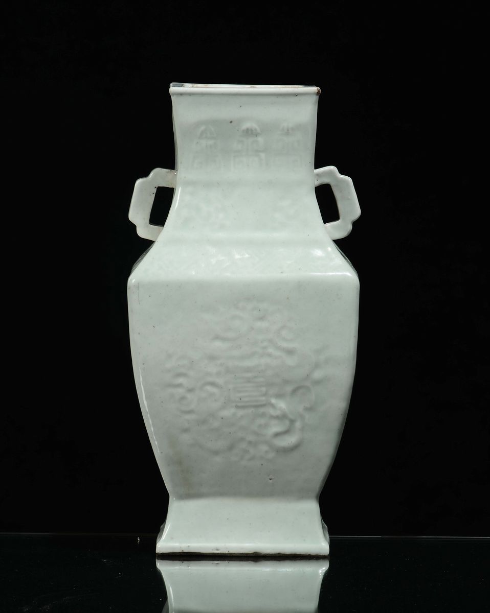 Vaso in Porcellana Celadon a Doppia Ansa con Decoro Arcaico, Cina, Dinastia Qing, XIX Secolo